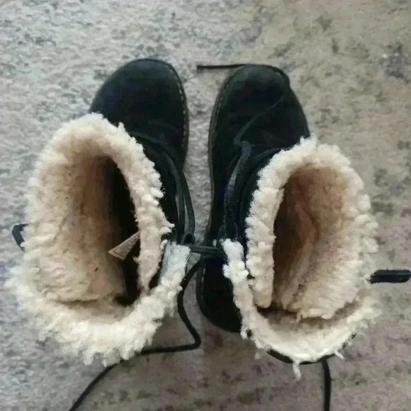 Ugg Women's Black Caspia Suede Boot 6 - Picture 14 of 16